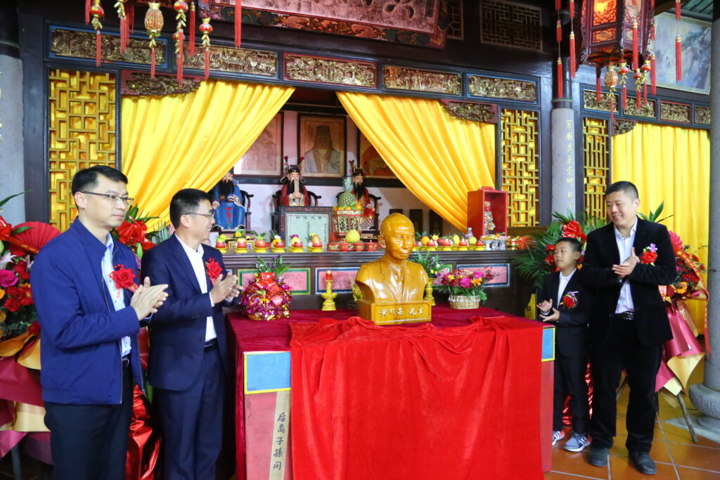 Statue presentation to the late Mr Ng Ghit Cheong in remembrance of his charity works in Putien, China